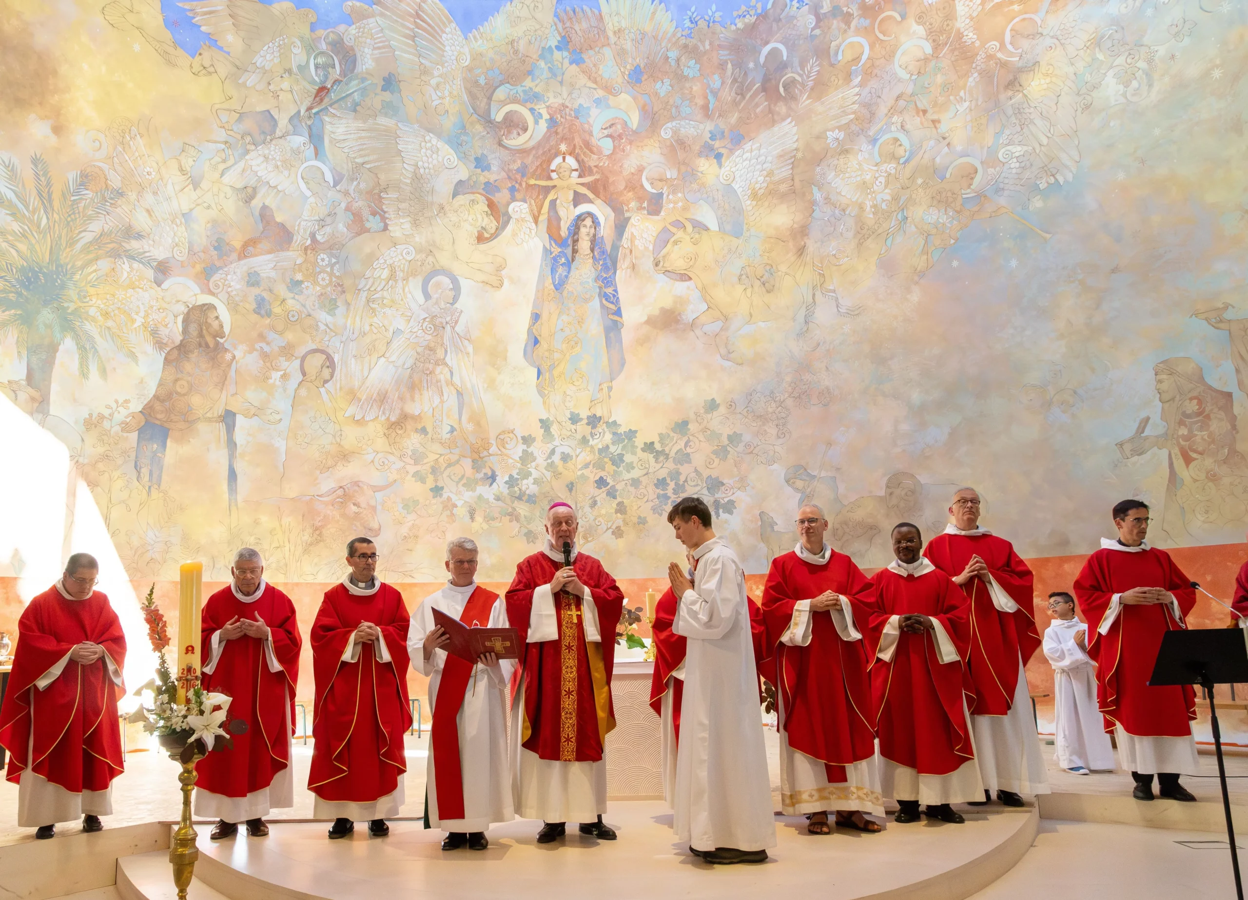 Célébration devant la fresque murale de l'église Saint-Joseph-le-Bienveillant (Voisins-le-Bretonneux)