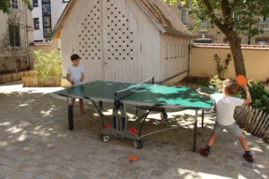 2 enfants jouant au ping pong