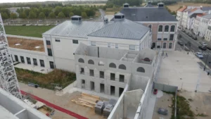 L’ébauche du cloître et le centre paroissial jouxtant l’institution Saint-Colomban ouverte depuis septembre 2023