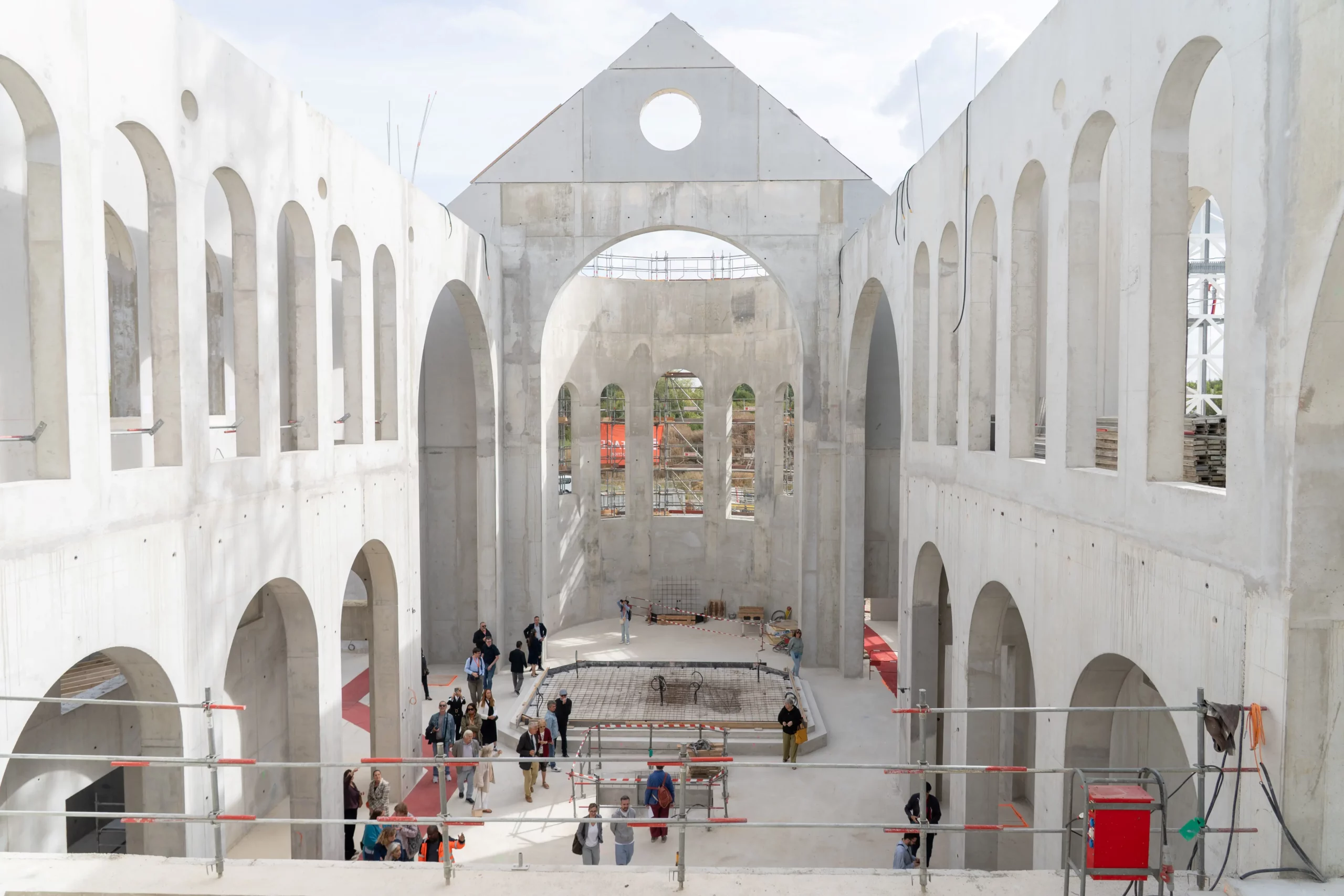 Le chœur et le transept de la nouvelle église.
