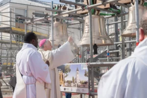 Mgr Jean-Luc Nahmias lors de la bénédiction des cloches
