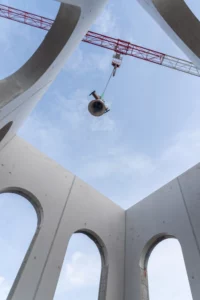 Descente de l'une des cloches dans le clocher