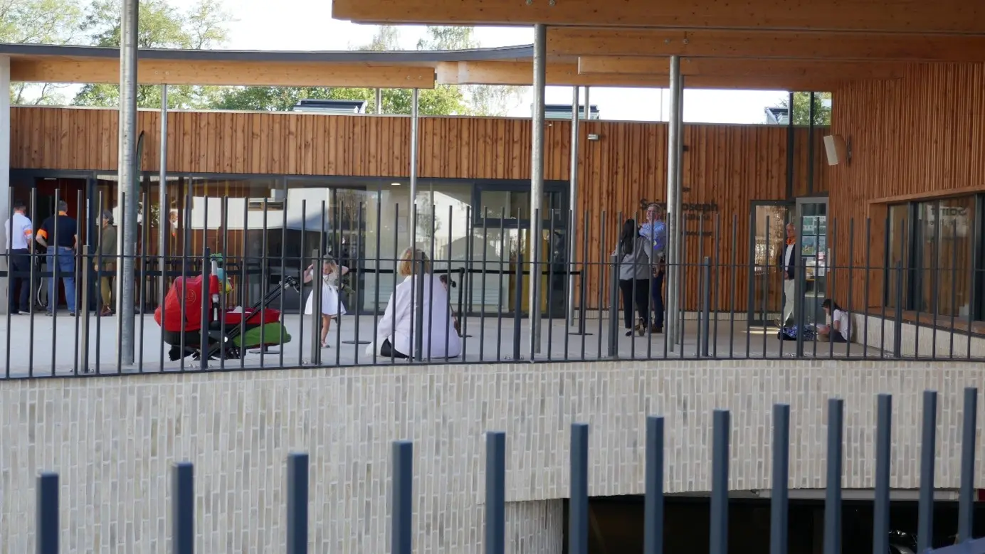 Le parvis après les chantiers, pouvant accueillir petits et grands