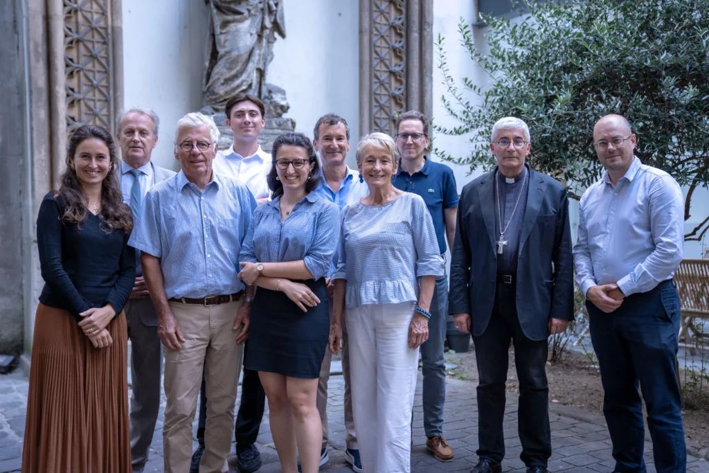 Photo de l'équipe des Chantiers du Cardinal accompagnée de Mgr Emmanuel Tois - septembre 2026